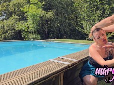 Putaria na piscina com a milf tatuada gif