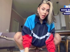La hermosa Alisha Groff sí que sabe montar pija. gif