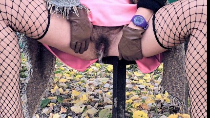 A magnificent hairy pussy that pees