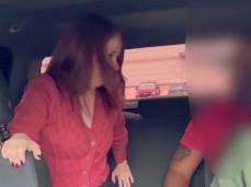 esposa no banco de trás com o amigo chocolate gif
