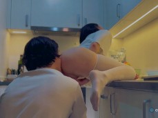 Eva Soda masturbándose mientras le comen a besos la cola gif