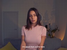 Девушка позирует голой gif