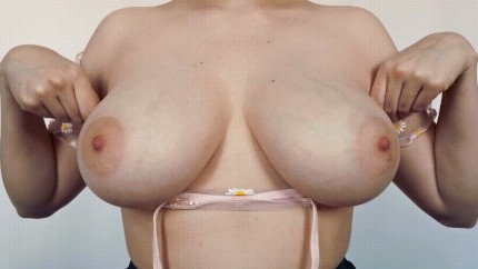 braless beauty