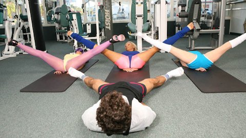 Blonde plantureuse baisée à fond après la gym