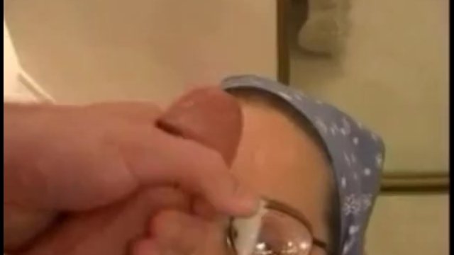 可愛い海外お姉さんたちが彼氏のギンギンチンポを舐めて大量精子まみれ