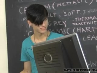 Horny Twinks Make Use of Empty Classroom