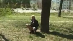 Влажные фонтаны золотой мочи, выходящие из ее глазка