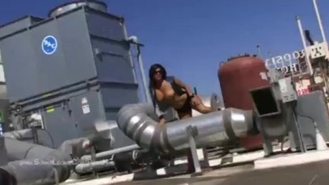 Sunny Leone met dikke tieten naakt op een dak tijdens een shoot in LA