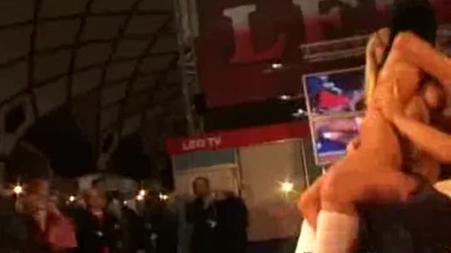 Сексуальные стриптизерши трахаются на сцене с большим членом