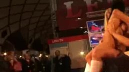 Сексуальные стриптизерши трахаются на сцене с большим членом