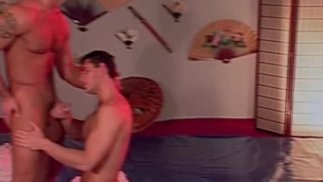 Красавчик сосет большой член