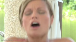MOM HD 美丽的成熟女人在户外高潮