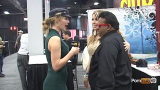 Pornhub TV Exxxotica2012でのPornhubtvコートニーカムズインタビュー