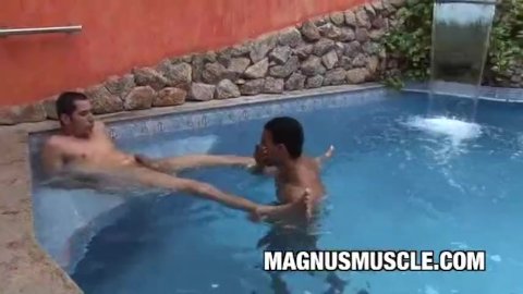 Sexe dans la piscine de hawt latino Poax Hoffin et Andre Dumont