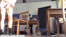 La magnifique prof britannique Jasmine Jae baise un de ses étudiants