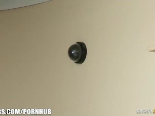 Sarah Blake seduces a mall security guard - Brazzers screenshot number 1