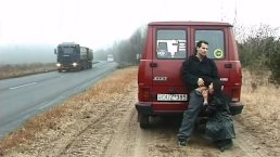 Возбужденная шлюха сосет член на дороге