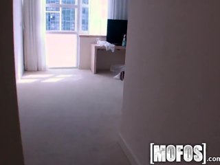 Mofos - Carter Cruise Cleans house and sucks cock screenshot number 0