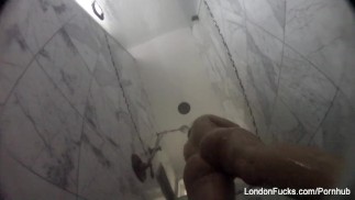 Горячая азиатка из Лондона Киз принимает душ