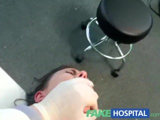 ПодставнойГоспиталь сексуальное отношение заставляает грудастую пациентку стонать от боли