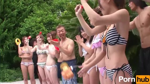 可愛い水着姿のお姉さん達がエロい男にまんこをセクハラされて電マ攻め