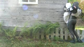 Бронированный человек-лягушка удивляет на открытом воздухе