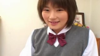 Schoolmeisje slet Shinobu Kasagi zuigt een lul ongecensureerd