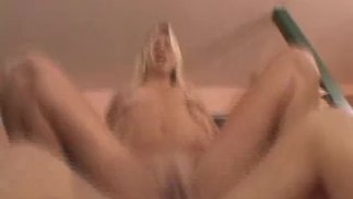 Возбужденная Домохозяйка Качается В Первый Раз