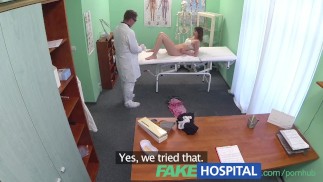 假医院医生运用他的技能从紧绷的阴户中取出性玩具