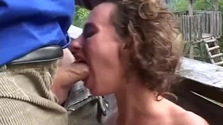 Lockige deutsche Hure hat alle Löcher gefickt