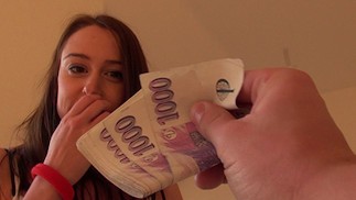 Mofos - Jovencita es follada por dinero en efectivo