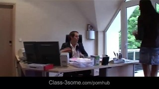Горничная и помощник занимаются сексом втроем с боссом в офисе
