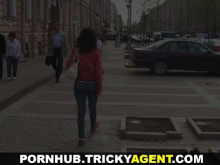 Tricky Agent - Perseguindo Um Sonho, Uma Garota é Fodida Por Um Agente!