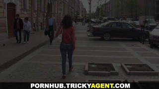 Tricky Agent - Perseguindo um sonho, uma garota é fodida por um agente!