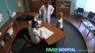 偽の病院の女性は、医療請求書を保存するためにコックを吸います