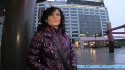 PublicAgent сжимает свою киску в гостиничном номере