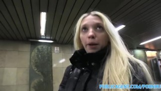 PublicAgent Blasse schlanke Blondine wird hart von einem großen Schwanz gefickt