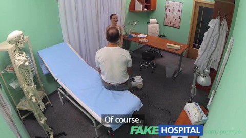 FakeHospital Hermosa señora de la limpieza es incapaz de resistir a un hombre en uniforme