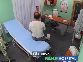 FakeHospital Великолепная уборщица не в силах устоять перед мужчиной в форме