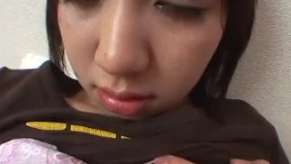 Une jeune femme japonaise excitée doigte sa délicieuse chatte humide