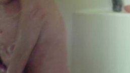 继父被抓到在洗澡时看着女儿