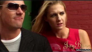 JOYBEAR Sbattere Ashley sul balcone
