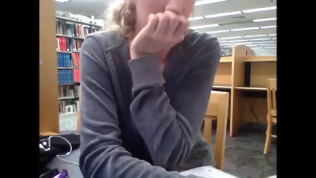 Kendra在公共图书馆里自慰露奶
