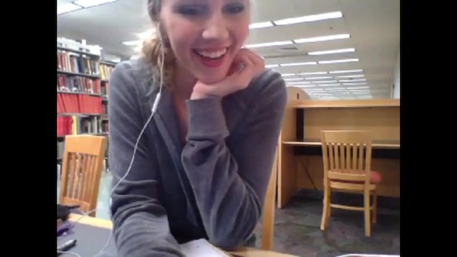 Kendra在公共图书馆里自慰露奶