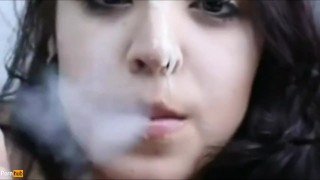 粉丝制作视频吸烟菊花与硬他妈的和面部