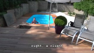 Счастливый день для мальчика в бассейне