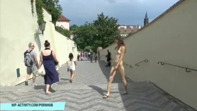 セクシーなスリムなティーンは、公共の場で彼女の裸の体を示しています