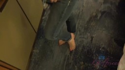 Вы едете на метро до площади Пикадилли, и Эмма в восторге, увидев ее в кадре.