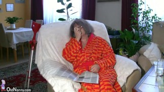 Oldnanny Chubby Grannma et sa petite amie BBW Infirmière s’amusent