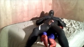 Rubberknite 逆戟鲸潜水服 Jerkoff 躺在蜘蛛侠身上